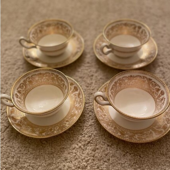 Wedgwood Other - Wedgwood Gold Florentine Teacups and Saucers.